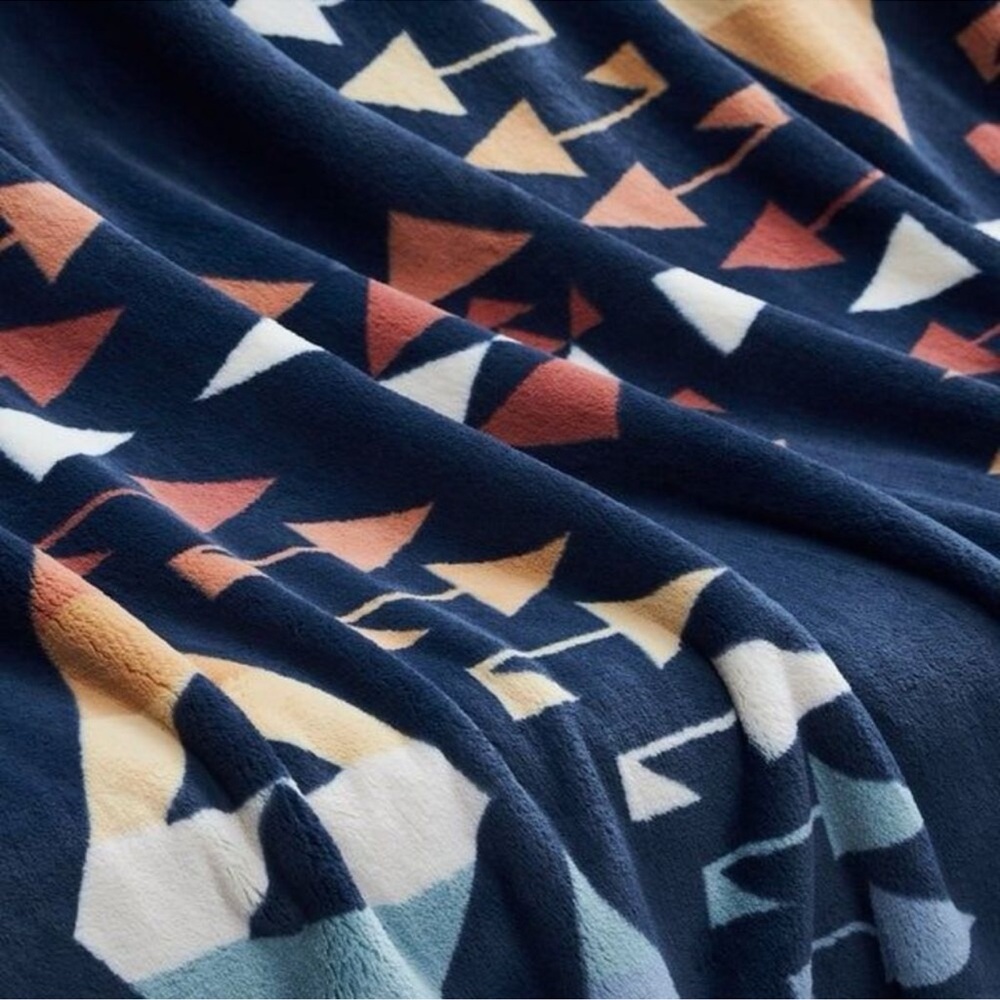 Pendleton Plush Throw Blanket 50X70 - Picture 3 of 6
